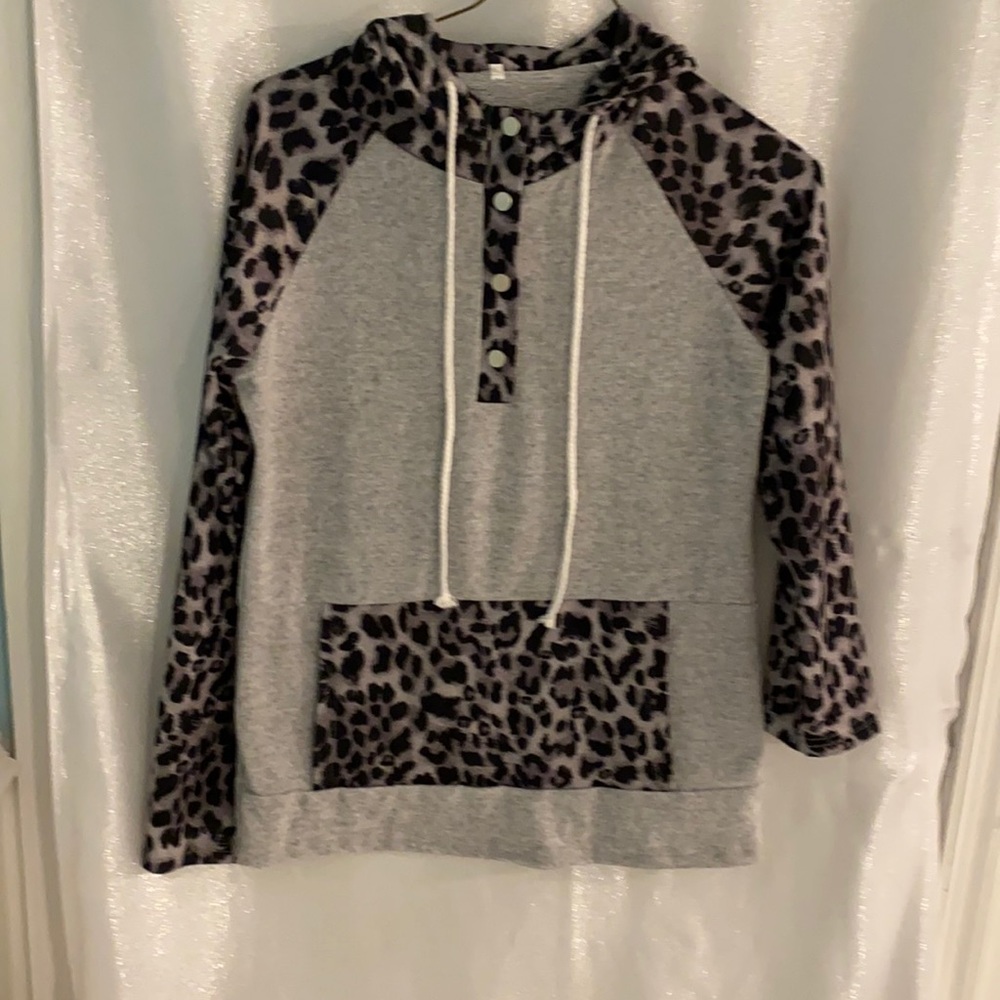 New hooded animal print top